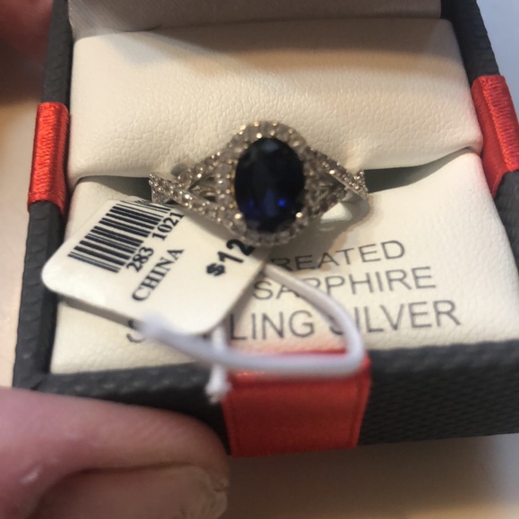 Brand new size 7 lab created blue and white sapphire ring. - Picture 5 of 5